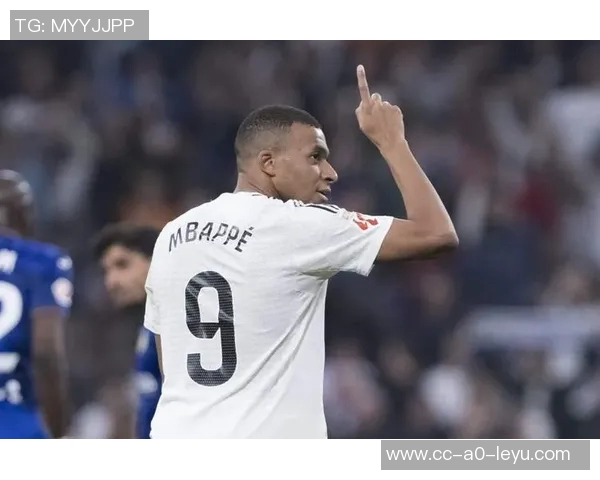 姆巴佩膝伤困扰坚持出战展现顽强斗志引发球迷热议